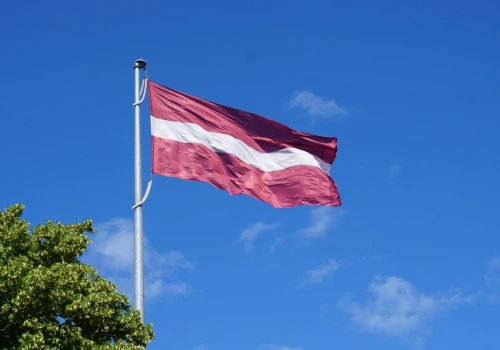 Wybory na Łotwie. Faworytem partia byłego kierowcy rajdowego i przedsiębiorcy