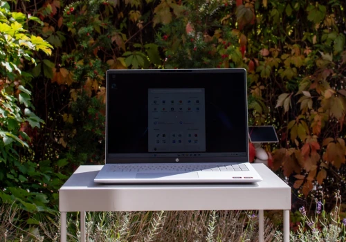 Jeden laptop na studia, do pracy i na wieczór. HP OmniBook 3 dobrze rozumie swoją rolę