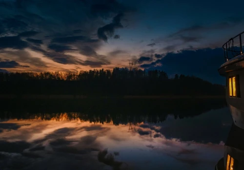 Zwierzęta z mazurskiego jeziora zmieniły zwyczaje. Nocą jest za jasno