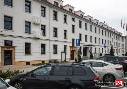 Coraz więcej urzędników w świdnickim magistracie. Także tych „bez konkursu”