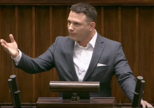 Chamska i seksistowska wypowiedź lidera Konfederacji. Sławomir Mentzen zakpił z policjantek. Burza po nagraniu