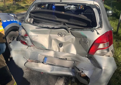 Groźna kolizja w Karolinie. Bus uderzył w tył Toyoty, na miejscu kilka służb