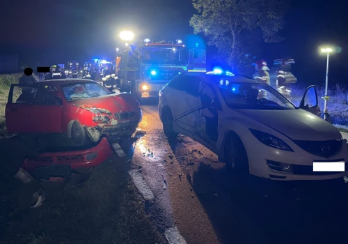 Zderzenie trzech pojazdów na drodze wojewódzkiej. Dwie osoby przetransportowano do szpitala