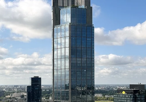 Ponad 700 tysięcy gości w rok! Highline Warsaw w Varso Tower świętuje pierwsze urodziny