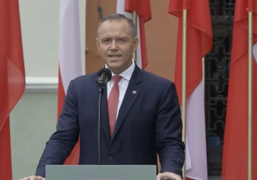 Sfrustrowany Nawrocki atakował rząd, jego fani odpowiadali TYMI okrzykami o Tusku. „Ruda…”