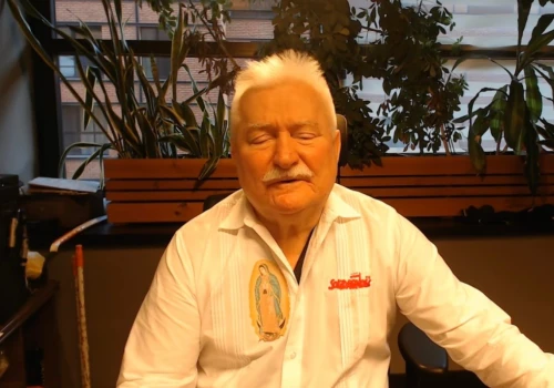 Wałęsa grozi za nazwanie go analfabetą? Ale właściwie komu?