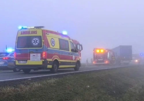 Śmiertelny wypadek na DK11 pod Byczyną. Osobówka zderzyła się z ciężarówką