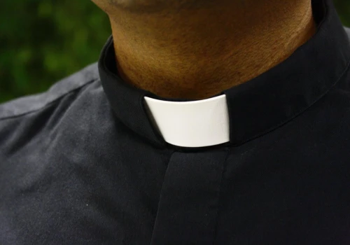 Ksiądz Janusz Z. z aktem oskarżenia. Chodzi o molestowanie ministranta