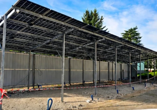 Carport już stoi. Wiadomo, ile szpital zapłaci za inwestycję, o którą pytał Julian Brewka