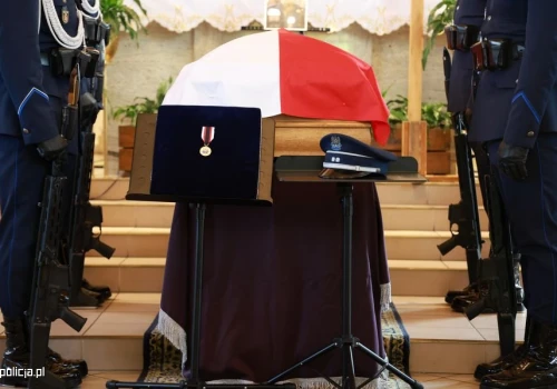 Pogrzeb podkom. Natana Sieronia w Rokitkach. Policja oddała hołd 29-letniemu funkcjonariuszowi