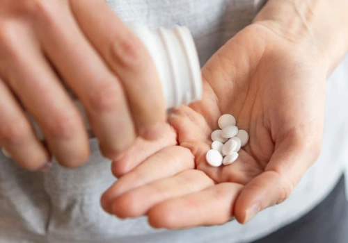 Polacy zużywają 2 miliardy tabletek rocznie. Wypalają żołądek jak kwas
