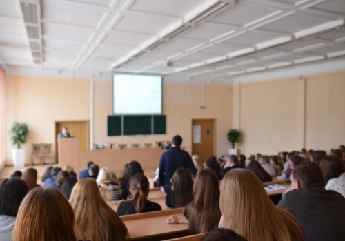 Polacy chcą szkoły do życia, nie tylko do egzaminów. Tylko co czwarty dobrze ją ocenia