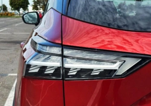 Nowy Qashqai za 114 900 zł to zaskakująco tanio. Oferuje nawet szklany dach i pakiet zimowy