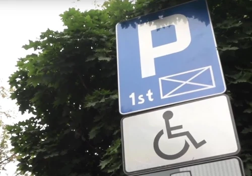 Niepełnosprawny kierowca dostał mandat. „Koperta była niewidoczna”