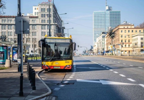 Kierowcy w korku, buspas pusty. Świat zna lepsze rozwiązania niż dyskryminacja samochodów!