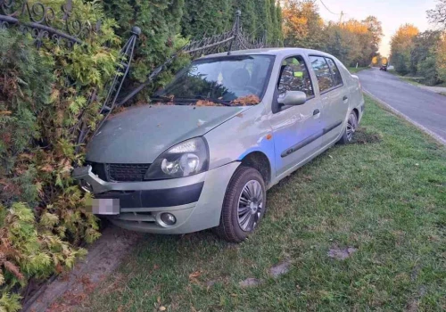 Nietrzeźwy kierowca wjechał w ogrodzenie. Obywatel Ukrainy miał ponad 2,5 promila alkoholu