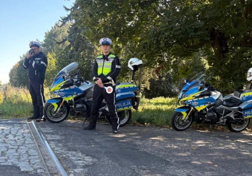 Miłośnik ekstremalnej jazdy stracił prawo jazdy – policjanci zareagowali na jazdę na jednym kole