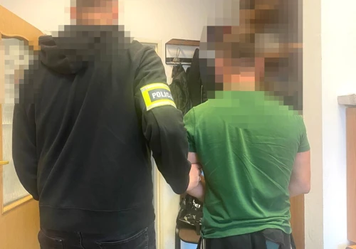 Pobicie przed sklepem . Dwóch mężczyzn z zarzutami