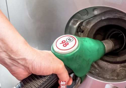 Pistolet na stacji przerywa tankowanie? Nie próbuj go przechytrzyć, mechanik tylko na to czeka