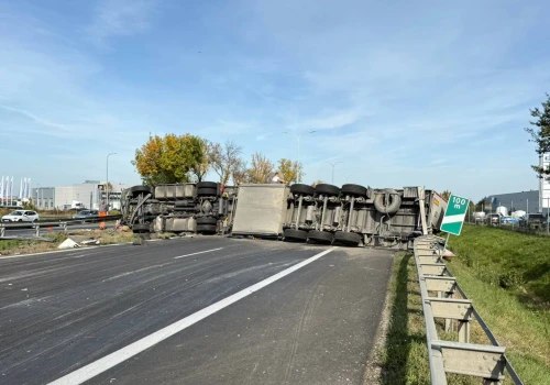 Przewrócony tir sparaliżował S8 w Trojanach. Korek urósł do kilku kilometrów