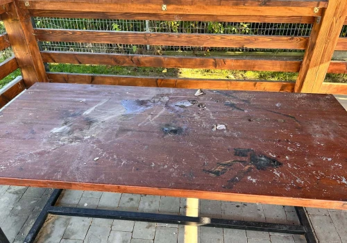 Spalone i zniszczone urządzenia na placu zabaw w Nowym Sączu. Sprawa trafiła do służb