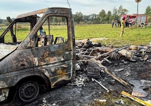 Pożar samochodu i poszukiwania kobiety w kompleksie leśnym