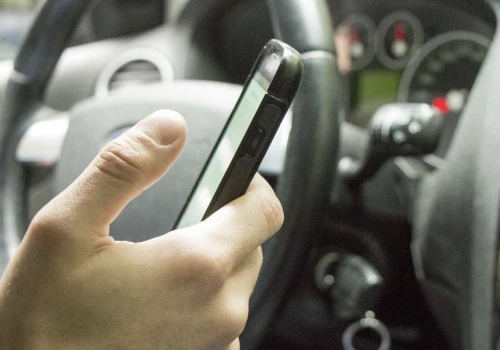 Francja rozszerza zawieszanie prawa jazdy za telefon podczas jazdy