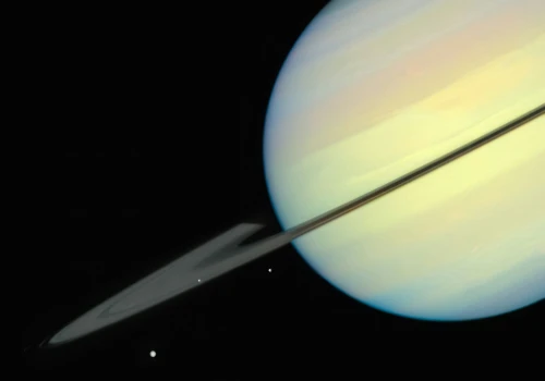 Słynny sześciokąt ma młodszego brata. Hubble odkrył błękitny dziesięciokąt na biegunie Saturna