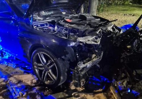 Wjechała w ogrodzenie i dwa zaparkowane auta. Pojazd którym jechała był poszukiwany