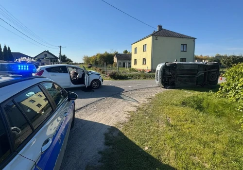 Zderzenie trzech aut. Poszkodowane osoby w szpitalu