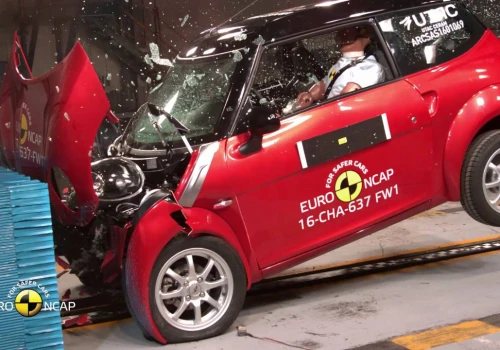 Euro NCAP sprawdza dostęp do aut po wypadku. Elektryczne klamki pod lupą