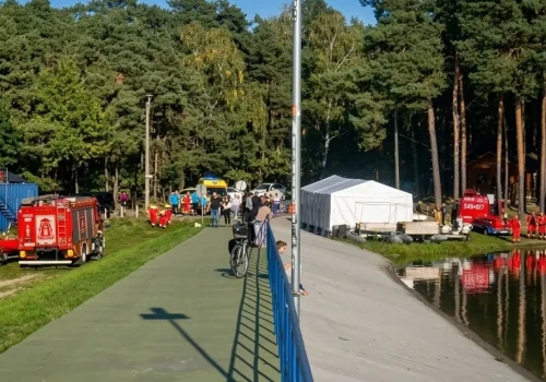 Motorówką uderzył w pomost. Świadkowie ratowali go z wody