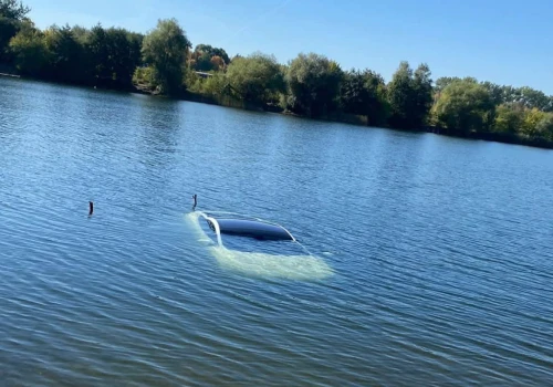 Nietypowa akcja strażaków na Bagrach. Samochód elektryczny znalazł się pod wodą
