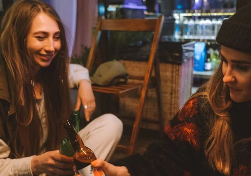 Kieliszek przestaje być obowiązkowy. Polacy podpatrują trend Zetek i zmieniają swoje nawyki
