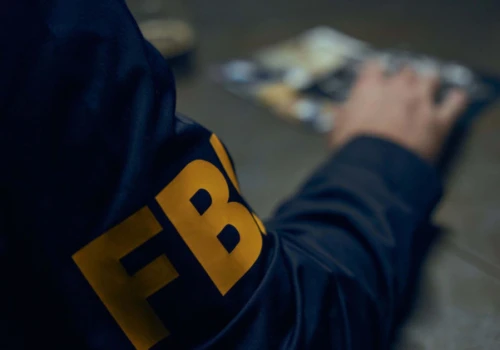 Haker podejrzany o włamanie do FBI zatrzymany. Zdecydował się na współpracę z służbami