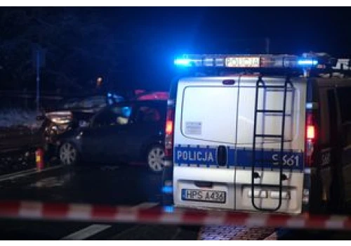 Prawie 3 promile za kierownicą w Pleszewie! Potrącił pieszego i wjechał w barierki. Bohaterska reakcja świadka