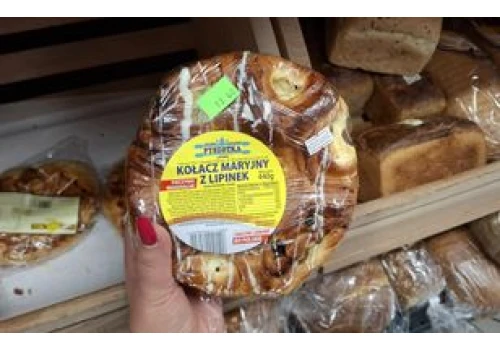 Weszłam do sklepu w Wetlinie po bułki na szlak. Na półce czekał 
