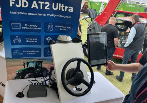 Jeden ekran zamiast kilku terminali. FJDynamics pokazał nawigację AT2 Ultra z monitorem 16 cali