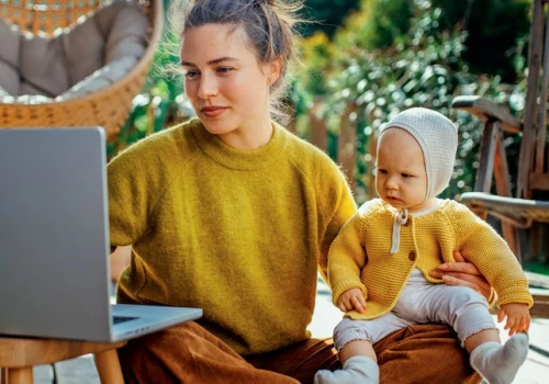 „Postsocjalistyczna superwoman”. Trochę korporacyjna kobieta sukcesu, trochę matka Polka. Pracujące matki obnażają rynek pracy, który zaraz pęknie
