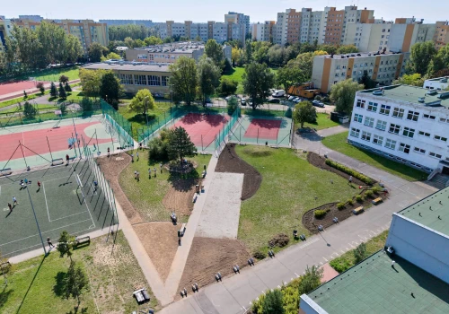 Rozwalają beton i sadzą więcej zieleni na 6 podwórkach szkół we Wrocławiu