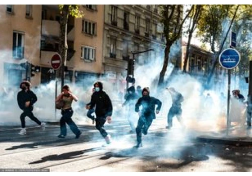 Protesty uczniów we Francji. Szef paryskiej policji wzywa do spokoju