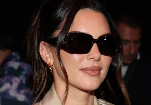 Beżowy płaszcz Kendall Jenner. Sprawdzony wybór na każdą okazję
