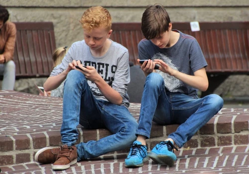 Watykan: powstała poradnia dla dzieci i nastolatków, uzależnionych od internetu i AI