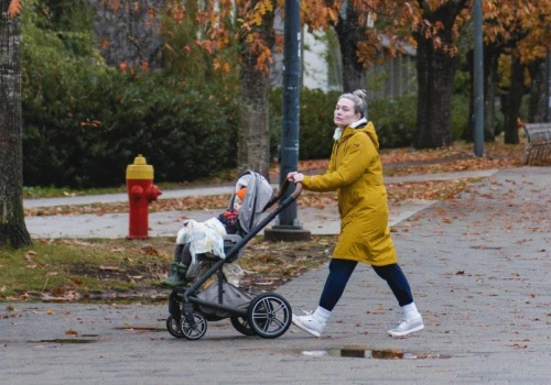 Wciąż dokładają do 800 plus, choć dzietność spada. Tak Polacy oceniają 