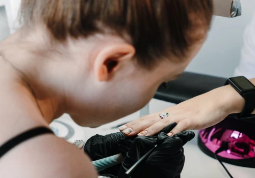Jeden kolor manicure, który wciąż omijamy? Doda dłoniom olśniewającego uroku