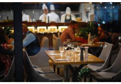 Dlaczego w jednej restauracji goście siedzą dłużej? Badanie wskazuje na zaskakujący czynnik
