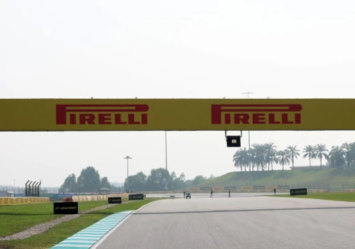 GP Bahrajnu opóźnione przez potężną burzę. FIA wstrzymała start na Sepang