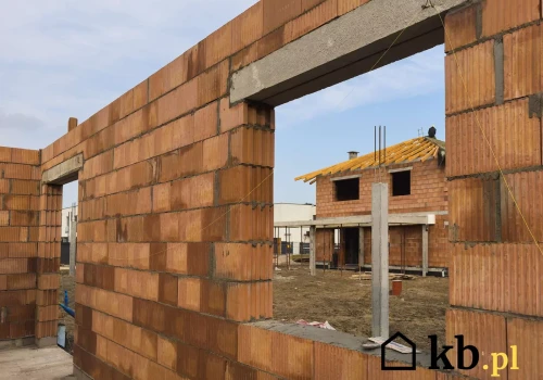Pustak ceramiczny 25 cm czy 30 cm? Inwestor dopłaca tysiące, a zysk może być zaskakująco mały