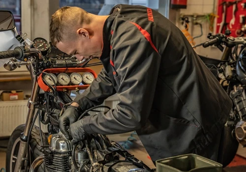 Twój mechanik wie o tobie więcej niż żona. I nie zdradzi jej niczego…