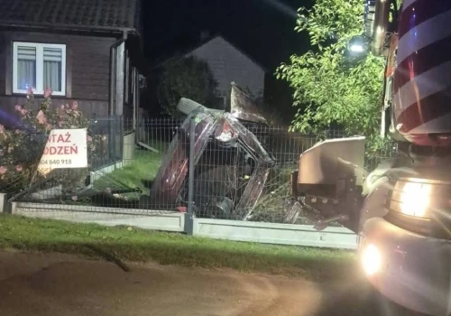 Audi wypadło z drogi i uderzyło w ogrodzenie. Zginął 19-letni obywatel Ukrainy